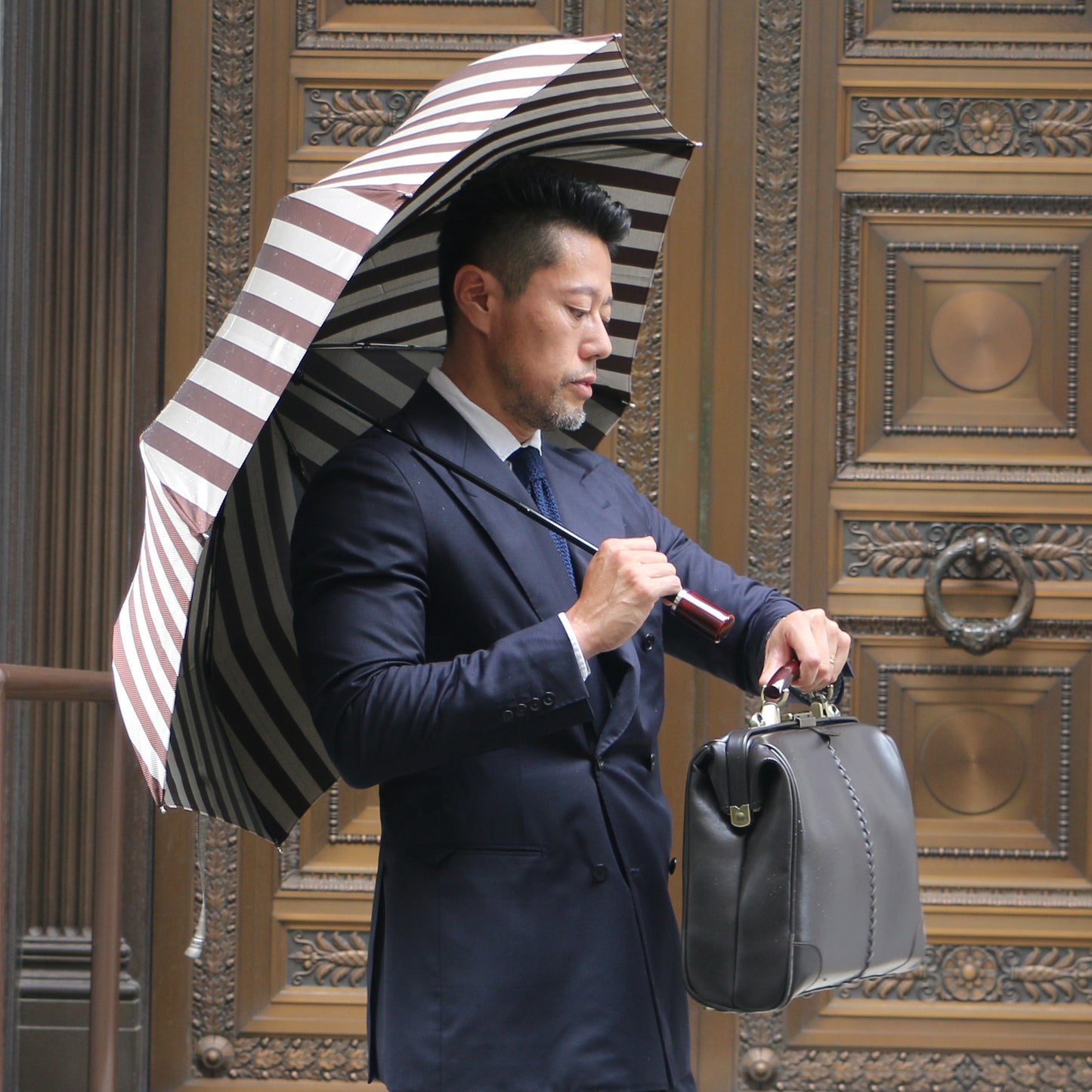 【当店限定品】Ramuda 漆塗り 折り畳み傘 ワイドストライプ 耐風骨 折りたたみ傘 58cm 漆寒竹大曲 ラムダ 甲州織 HM2005-BROWN