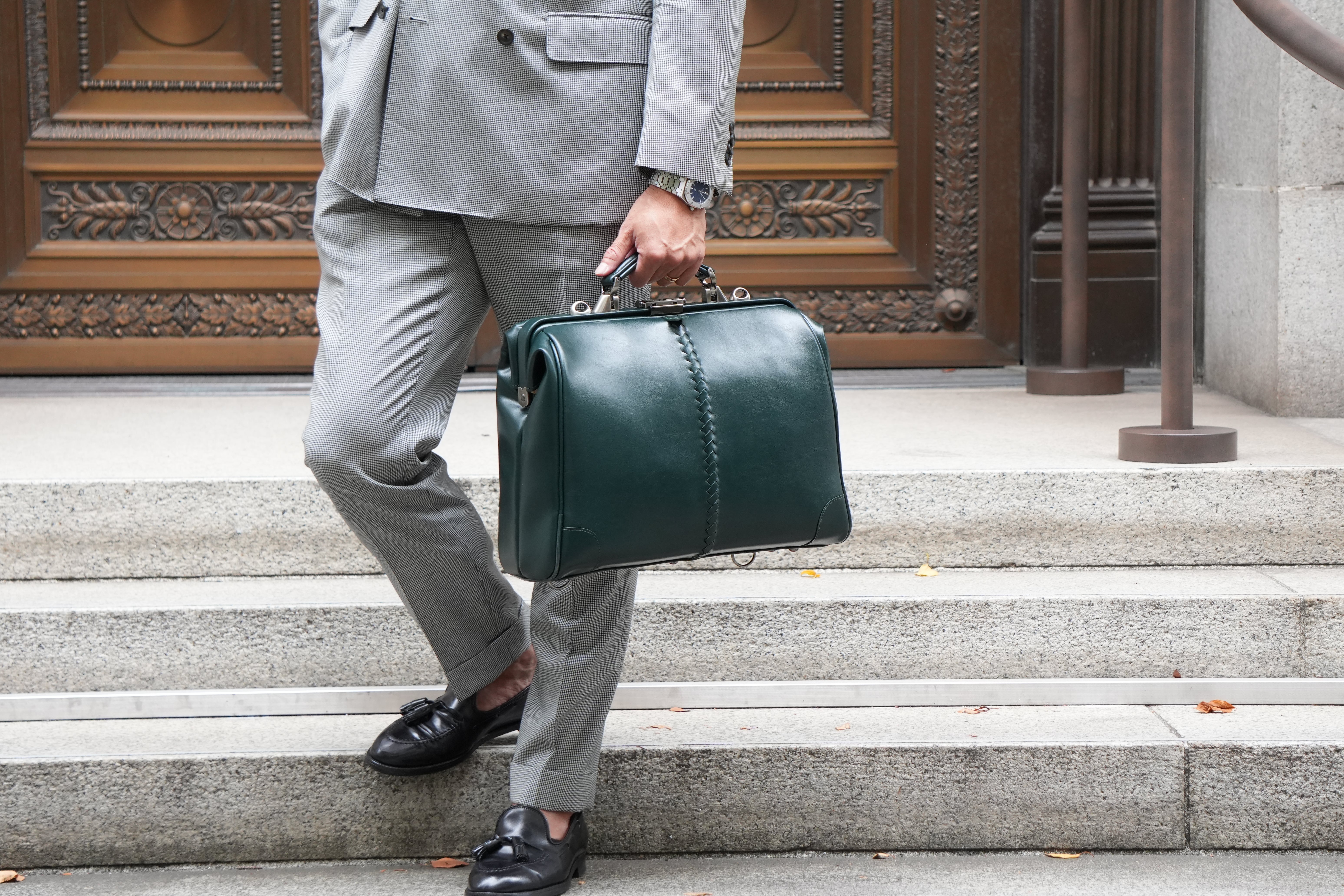 【第2回】ビジネスに、知性と色気を。2つのマスターピース「Y7」と「Y4」で体現する、トルマリングリーンの日常。